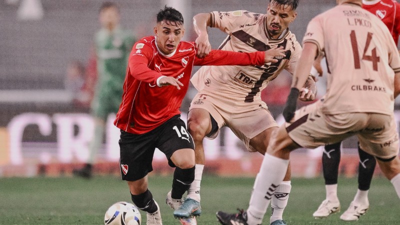 Los hinchas del "rojo" les arrojaron comida para perros, pero el equipo se despertó y goleó a Platense